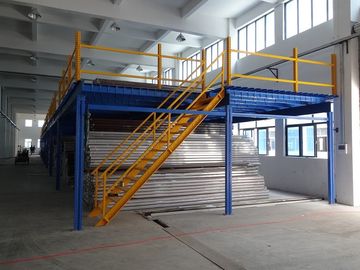 Sistema do racking do mezanino da plataforma do piso de aço, plataforma industrial para o sótão das lojas azul e amarelo