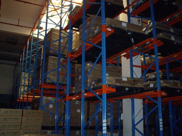 uma movimentação do corredor do acesso na pálete industrial submete para o armazenamento do armazém, 1500KG