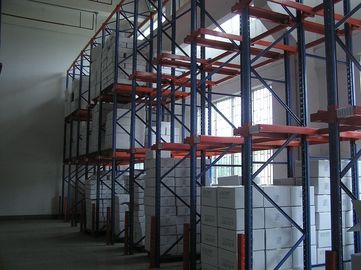 Os caminhões de empilhadeira da pálete conduzem no racking para o ponto baixo homogêneo - produtos da rotação