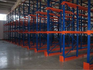 Movimentação da indústria de leiteria no racking, sistemas do shelving da viga de aço e do racking azuis e alaranjados